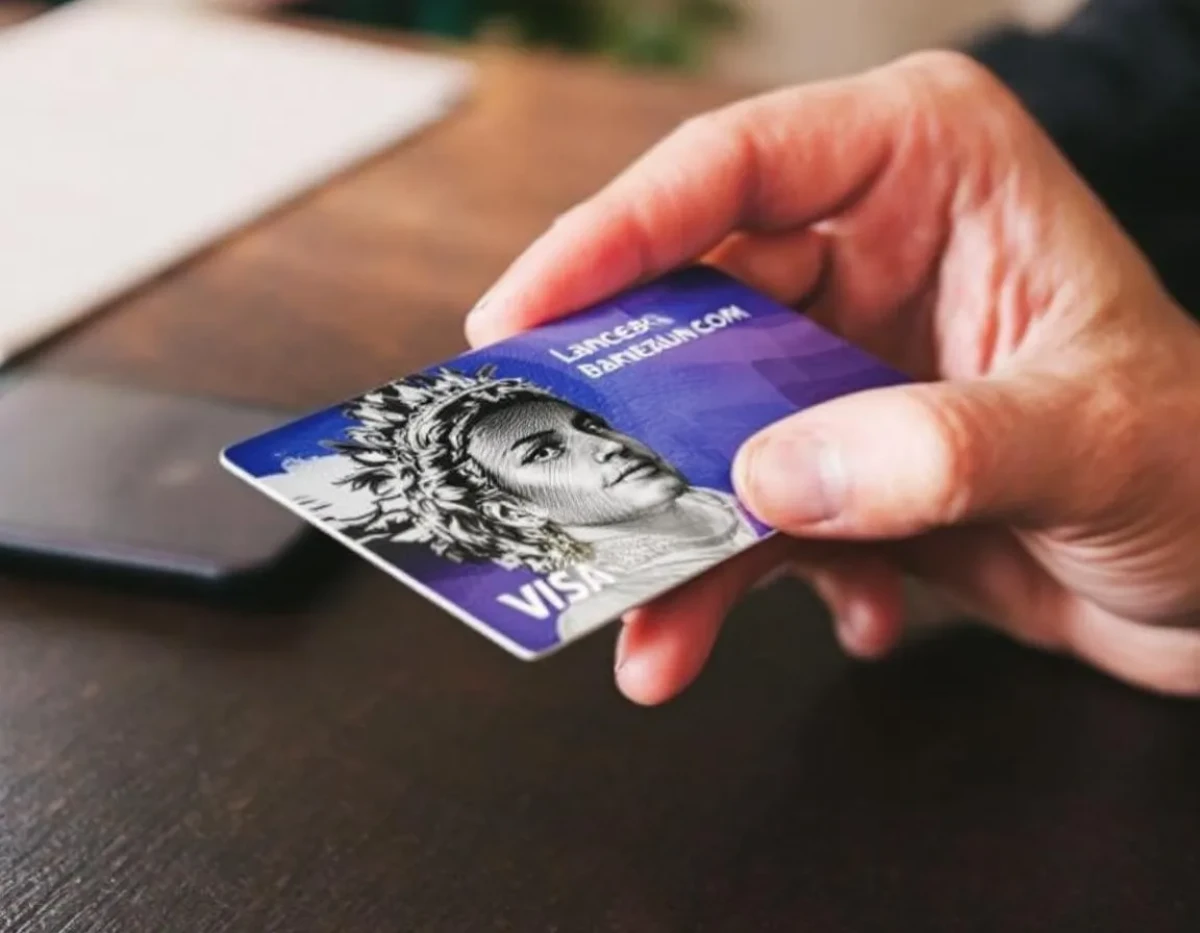 Lancer une carte bancaire pro avec services juridiques intégrés : une solution tout-en-un pour entrepreneurs